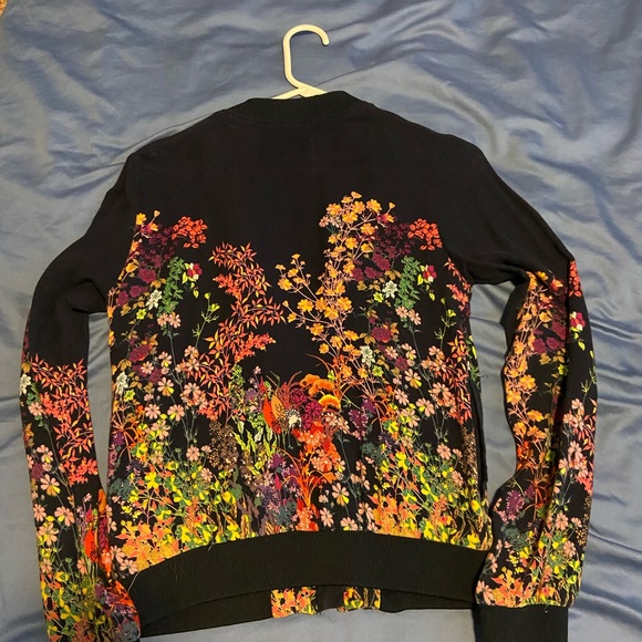 Zip-up floral long sleeve shirt/light jacket. - Picture 3 of 5
